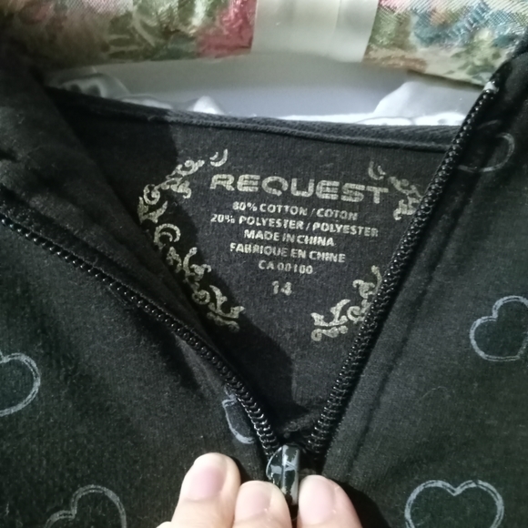 Black zip up hoodie with hearts graphic - Picture 4 of 4